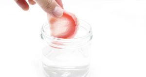 入れ歯を水につける