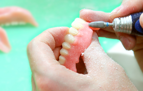 歯科医師・技工士が、患者さんと三位一体で作り上げる精密入れ歯